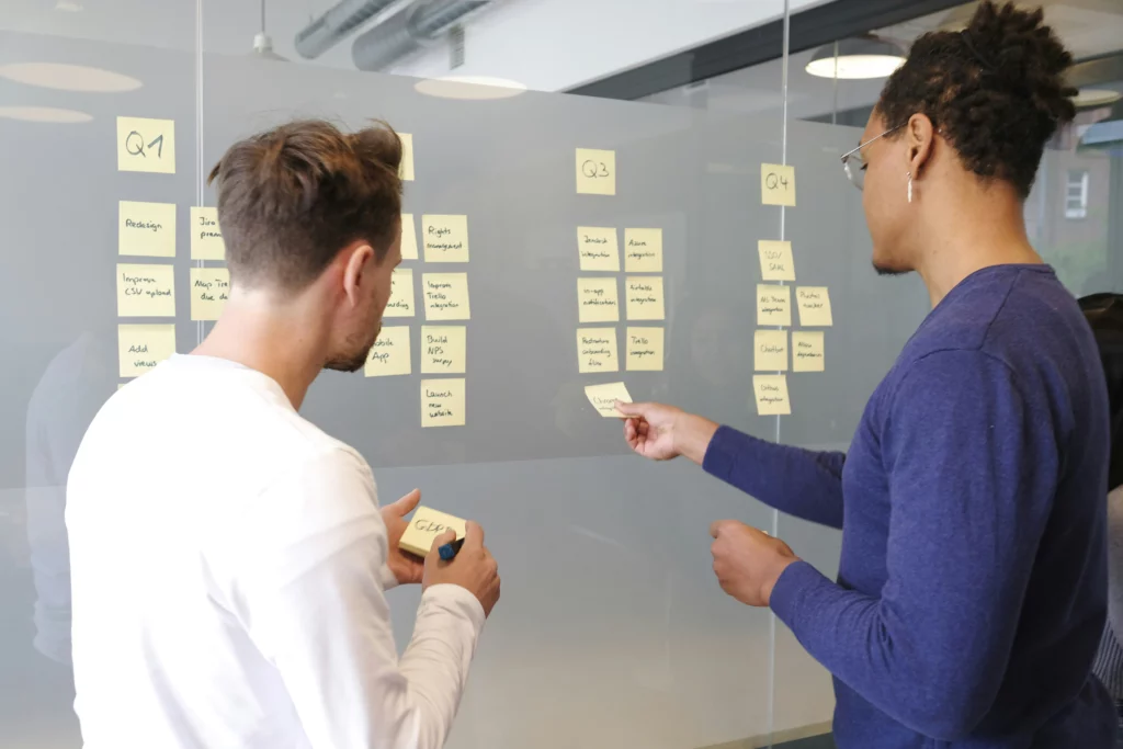 Zespół pracujący z karteczkami post-it – praktyczne zastosowanie talentów Gallupa w planowaniu i organizacji.