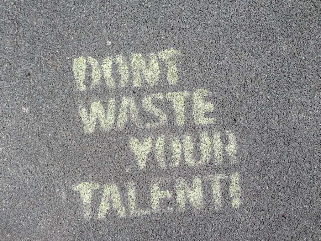 Motywujący napis „Don’t waste your talent” przypomina, czym są talenty Gallupa i jak ważne jest ich wykorzystanie.