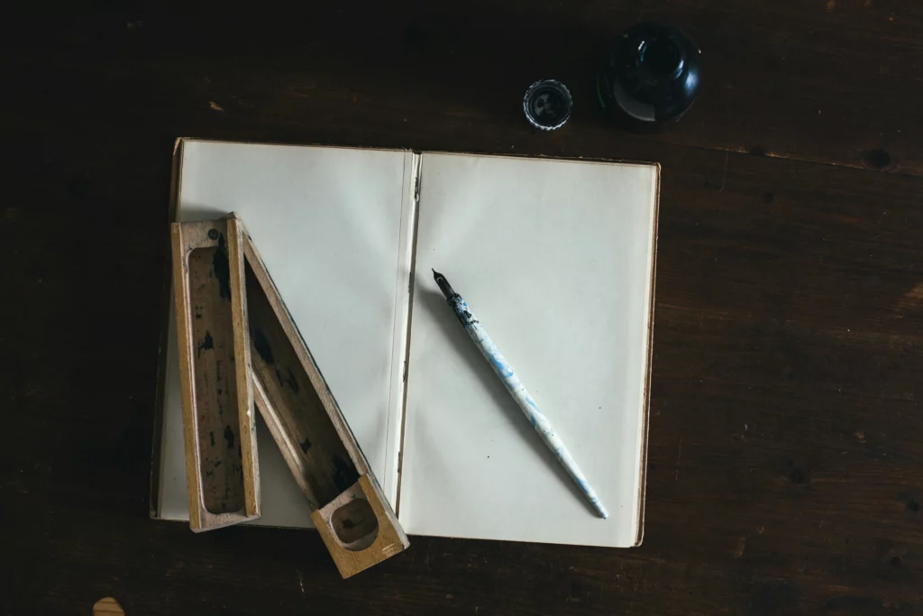 Otwarty notes z długopisem i linijką, symbolizujący analizę, planowanie i precyzyjne myślenie.