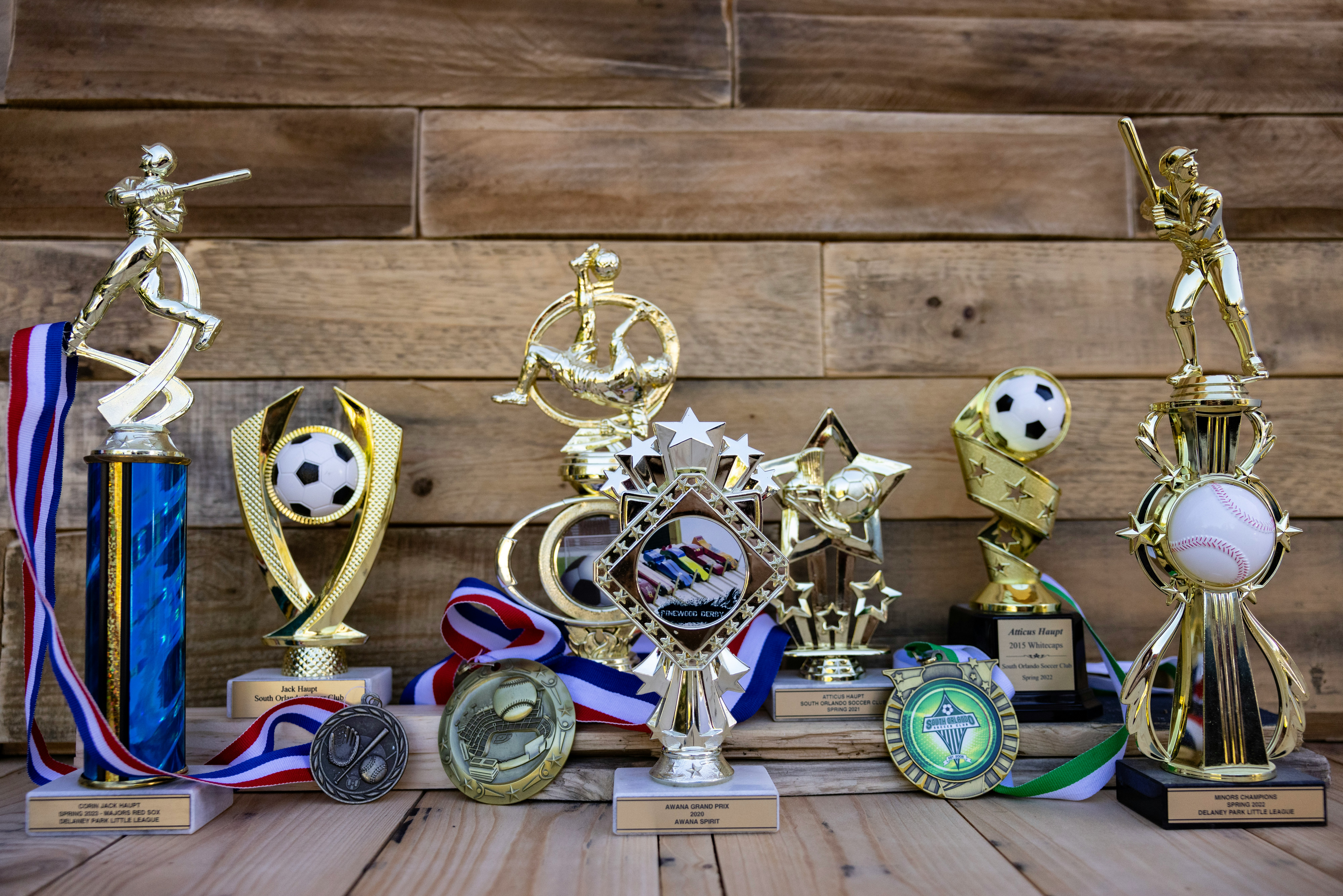 Puchary i medale sportowe jako symbol pracy i sukcesów, które odzwierciedlają talent Osiąganie.